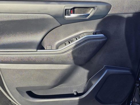 Used 2023 Toyota Highlander XLE image 15