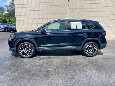 Used 2025 Volkswagen Taos SE FWD image 2