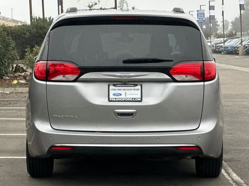 Used 2017 Chrysler Pacifica Touring-L image 7