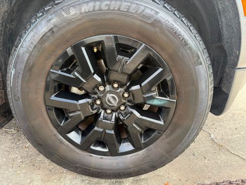 Used 2023 Nissan Frontier SV w/ Technology Package RWD image 9
