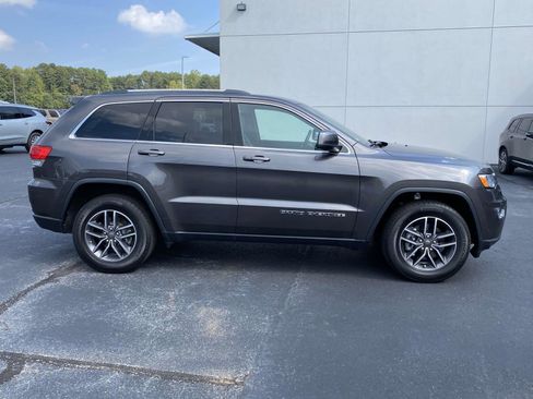 Used 2019 Jeep Grand Cherokee Laredo w/ Security & Convenience Group image 2