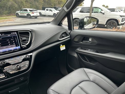 New 2026 Chrysler Pacifica Select image 55