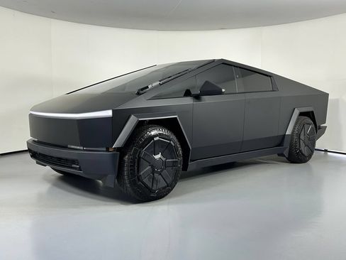 Used 2024 Tesla Cybertruck AWD Crew Cab image 3