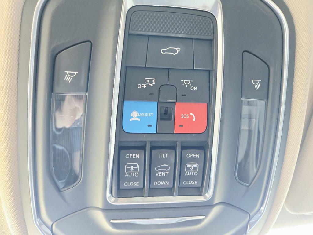 Used 2021 Jeep Grand Cherokee L Limited w/ Luxury Tech Group II AWD/4WD image 35