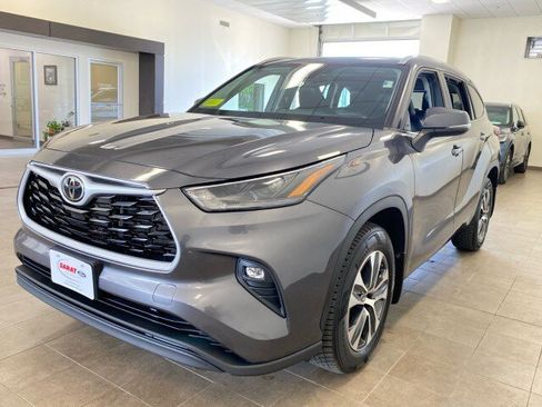 Used 2023 Toyota Highlander XLE AWD/4WD image 4