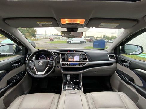 Used 2017 Toyota Highlander XLE AWD/4WD image 31