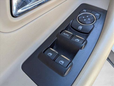 Used 2017 Ford Taurus SE FWD image 11