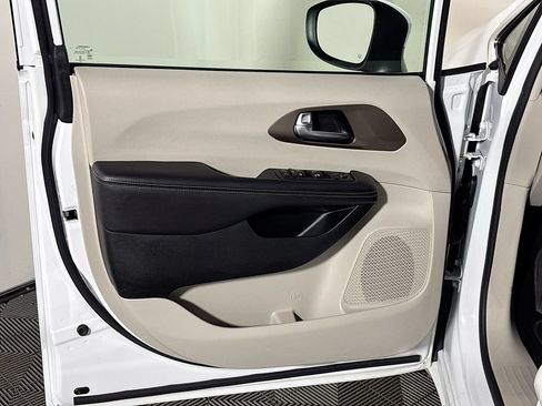Used 2022 Chrysler Voyager LX FWD image 10