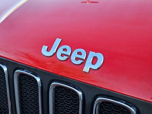 Used 2016 Jeep Renegade Latitude w/ Popular Equipment Group image 9