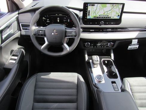 New 2025 Mitsubishi Outlander SE image 11