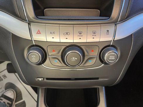 Used 2018 Dodge Journey SE image 15