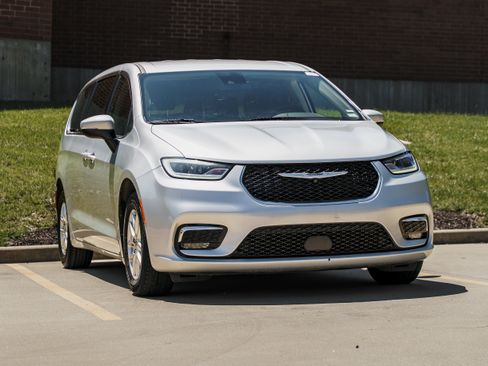Used 2023 Chrysler Pacifica Touring-L FWD image 1