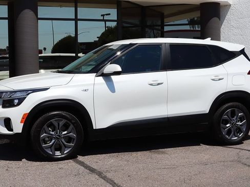 Used 2024 Kia Seltos LX AWD/4WD image 7