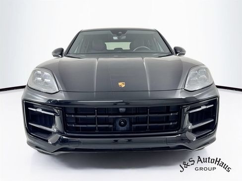 Used 2025 Porsche Cayenne Coupe AWD/4WD image 2