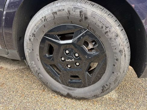 Used 2025 Kia Carnival image 7