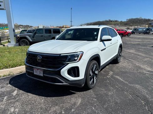Used 2025 Volkswagen Atlas Cross Sport SE image 2