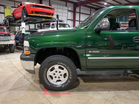 Used 2001 Chevrolet Silverado 1500 LS w/ Off-Road Chassis Pkg AWD/4WD image 3