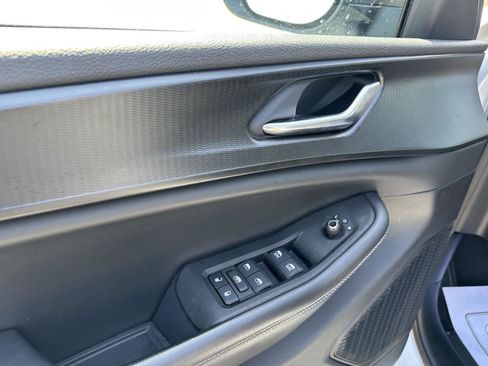 Used 2023 Jeep Grand Cherokee Laredo AWD/4WD image 18