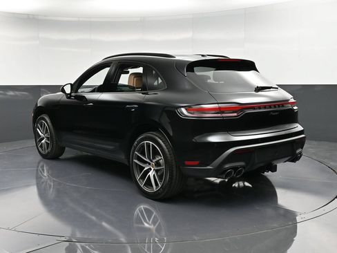 Certified 2025 Porsche Macan AWD/4WD image 3