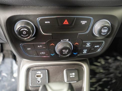 Used 2018 Jeep Compass Latitude w/ Popular Equipment Group FWD image 19