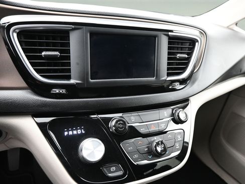 Used 2022 Chrysler Voyager LX FWD image 9