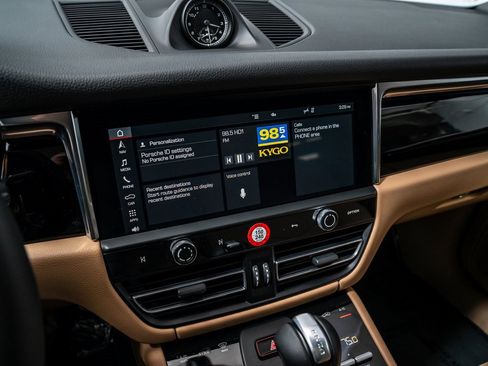 Used 2025 Porsche Macan image 17