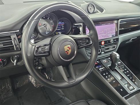 Used 2025 Porsche Macan image 4