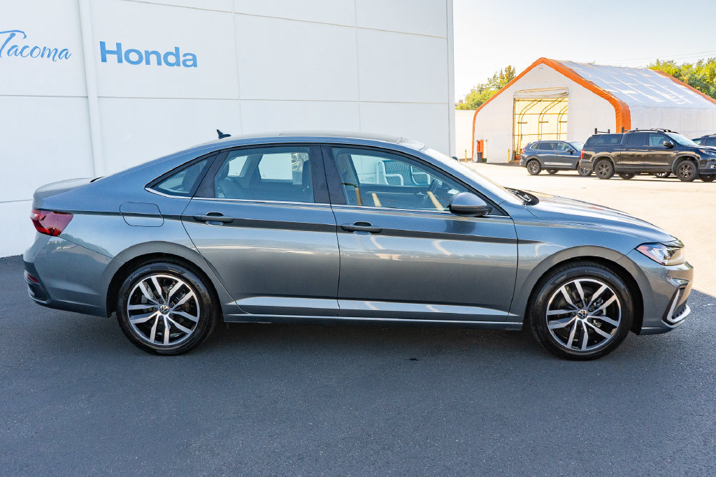 Used 2025 Volkswagen Jetta SE FWD image 16