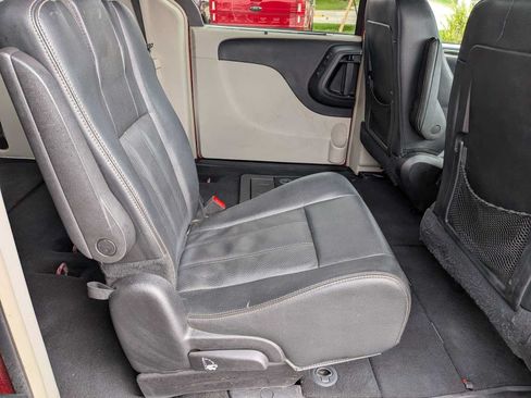 Used 2016 Chrysler Town & Country Touring-L FWD image 19