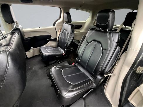 Used 2023 Chrysler Pacifica Touring-L FWD image 22