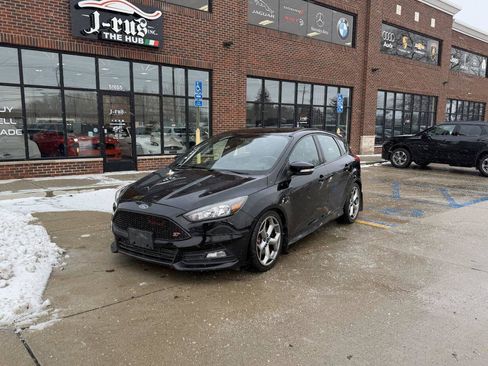 Used 2017 Ford Focus ST image 2