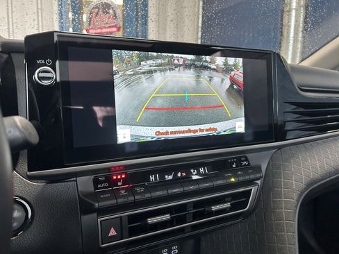 Used 2025 Toyota Camry XLE AWD/4WD image 19