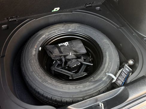 Used 2018 Jeep Cherokee Latitude Plus w/ Cold Weather Group AWD/4WD image 8