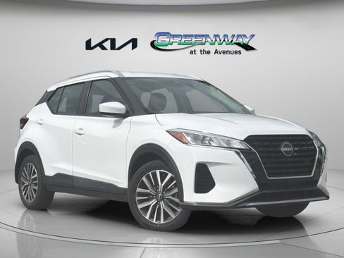 Used 2022 Nissan Kicks SV FWD image 2