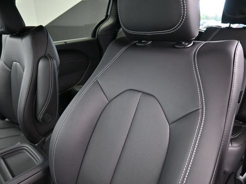 New 2027 Chrysler Pacifica Select FWD image 14