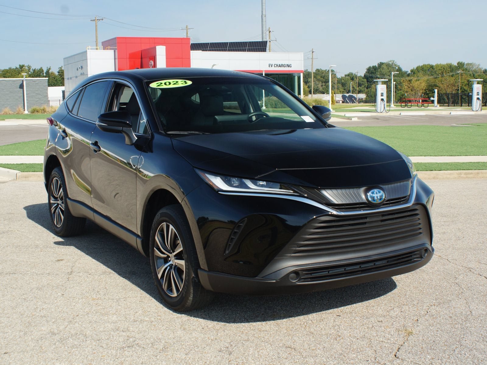 Used 2023 Toyota Venza LE AWD/4WD image 2