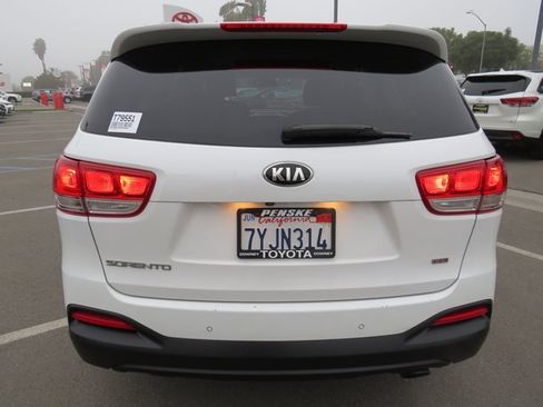 Used 2017 Kia Sorento LX w/ LX Convenience Package image 9