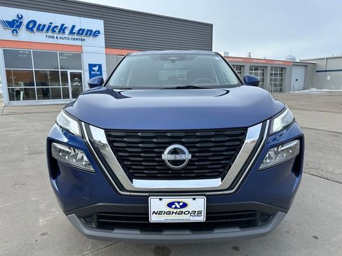 Used 2023 Nissan Rogue SV image 2