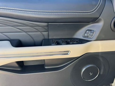 Used 2022 Ford Expedition Platinum image 12