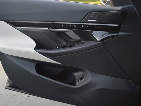 Used 2025 BMW 530i 530i w/ Premium Package image 13