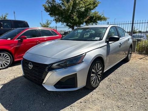 Used 2024 Nissan Altima 2.5 SV FWD image 3