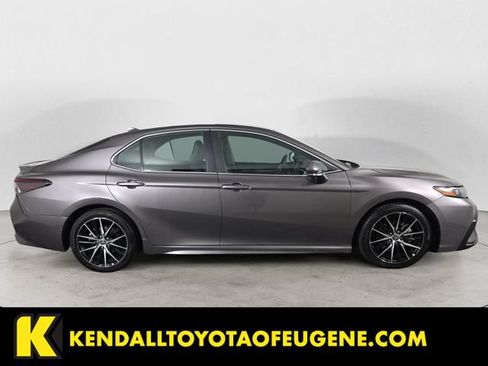 Used 2022 Toyota Camry SE FWD image 4