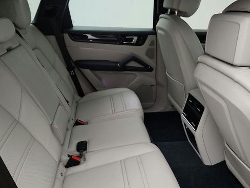 Used 2022 Porsche Cayenne AWD/4WD image 23