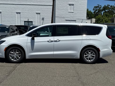 New 2027 Chrysler Pacifica Select FWD image 6