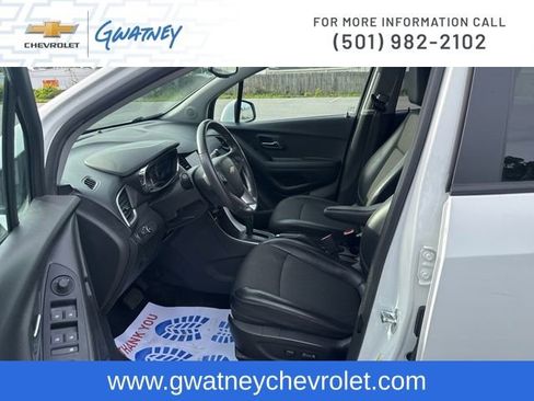 Used 2022 Chevrolet Trax LT w/ LT Convenience Package AWD/4WD image 29