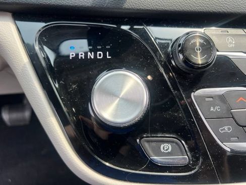 Used 2018 Chrysler Pacifica LX FWD image 24