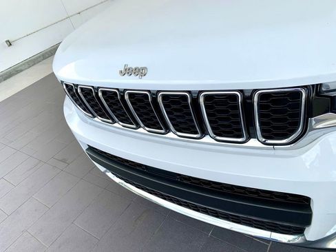 Used 2022 Jeep Grand Cherokee L Limited AWD/4WD image 2