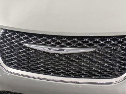 Used 2022 Chrysler Pacifica Touring-L w/ Uconnect Theater Family Group FWD image 9