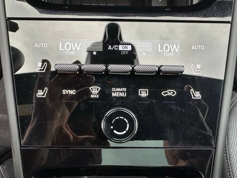 Certified 2025 Porsche Cayenne GTS AWD/4WD image 33