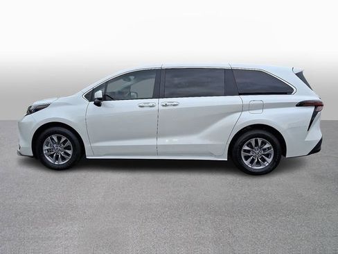Used 2024 Toyota Sienna XLE AWD/4WD image 7
